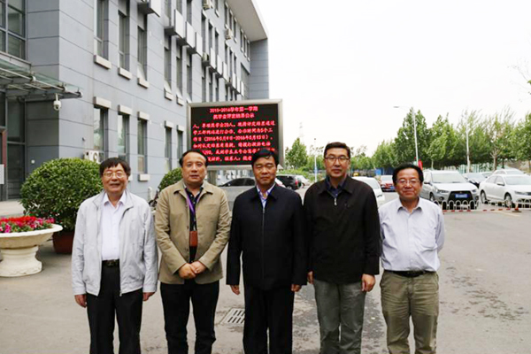 孙进院长与天津职业大og视讯长刘斌（左二）、原校长董刚（右二）等校领导合影
