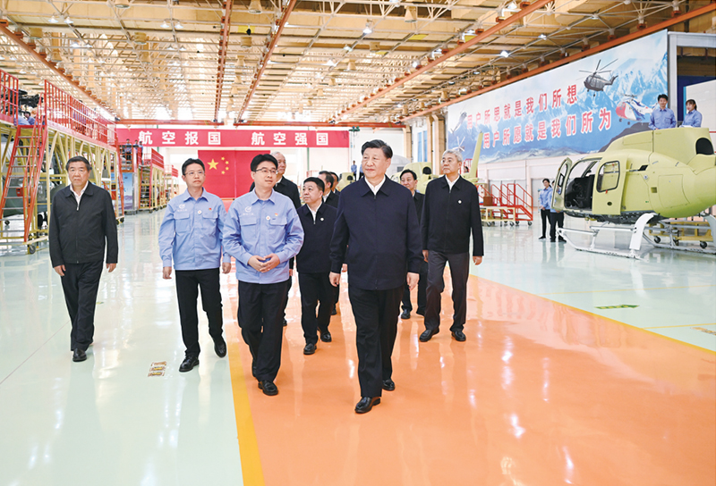 2023年10月10日至13日，中共中央总书记、国家主席、中央军委主席习近平在江西考察。这是11日上午，习近平在景德镇市昌河飞机工业（集团）有限公司考察。 新华社记者 燕雁/摄
