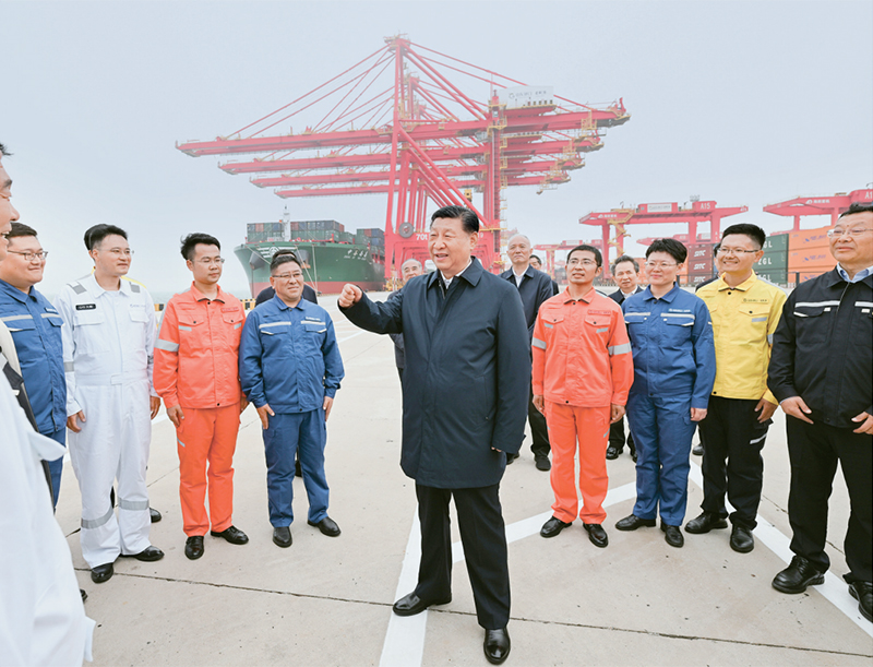 2024年5月22日至24日，中共中央总书记、国家主席、中央军委主席习近平在山东考察。这是22日下午，习近平在日照港亲切慰问港口科技工作者、运营人员、航运人员。 新华社记者 谢环驰/摄