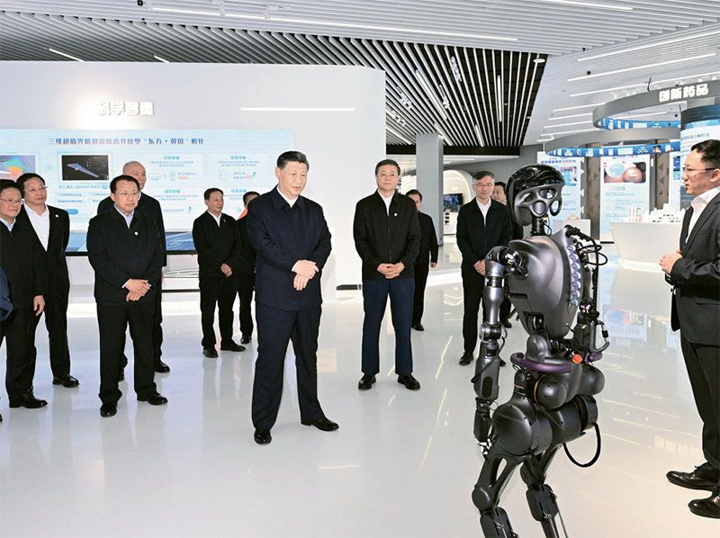 2023年11月28日至12月2日，中共中央总书记、国家主席、中央军委主席习近平在上海考察。这是11月28日下午，习近平在浦东新区张江科学城参观上海科技创新成果展。 新华社记者 谢环驰/摄